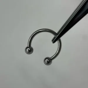 Базовое украшение из титана циркуляр с шариками