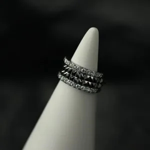 Кольцо-кликер с кристаллами Swarovski с шипами