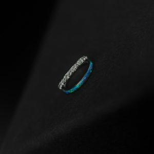 Двойное кольцо-кликер с опаловой вставкой и кристаллами Swarovski