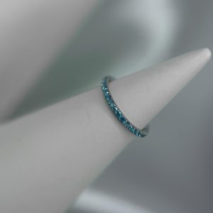 Титановое кольцо-кликер с кристаллами Swarovski в голубом оттенке