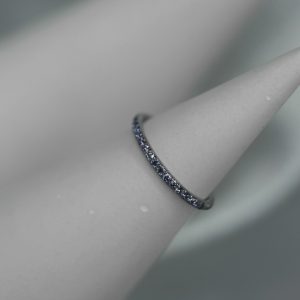 Титановое кольцо-кликер с кристаллами Swarovski в фиолетовом оттенке