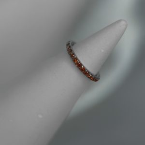 Титановое кольцо-кликер с кристаллами Swarovski в красном оттенке
