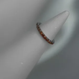 Титановое кольцо-кликер с кристаллами Swarovski в красном оттенке