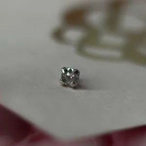 Prong из белого золота с кристаллом Swarovski