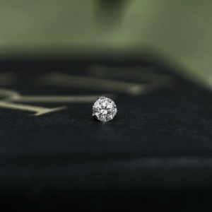 "Prong" в белом золоте с бриллиантом