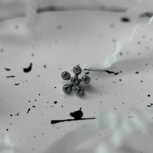 Накрутка с кристаллами Swarovski цветок темный центр