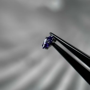 Топ с кристаллом Swarovski в фиолетовом оттенке
